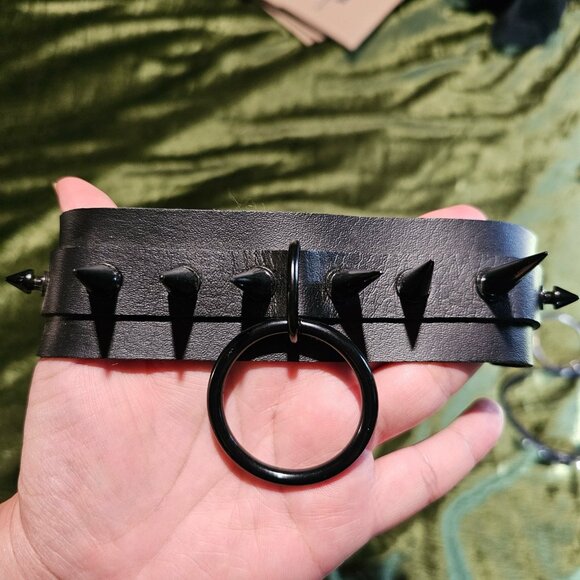Adjustable faux leather choker with black o-ring and metal spikes - Picture 1 of 2